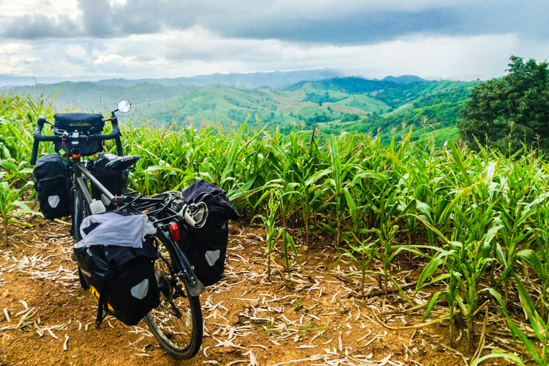 Bici frente a paisaje en Tailandia