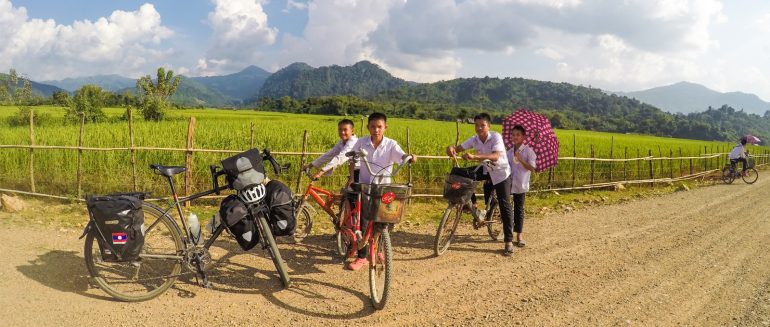 Niños del sudeste asiatico en bicicleta
