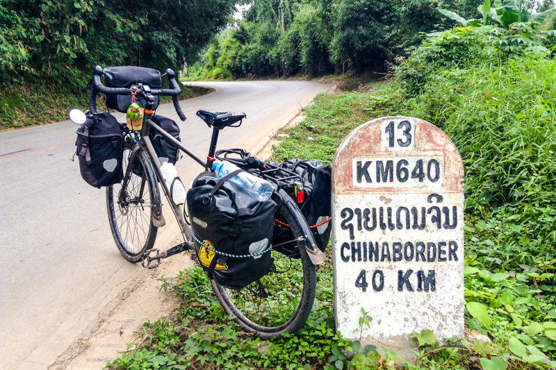 Bici a orilla de carretera en Laos