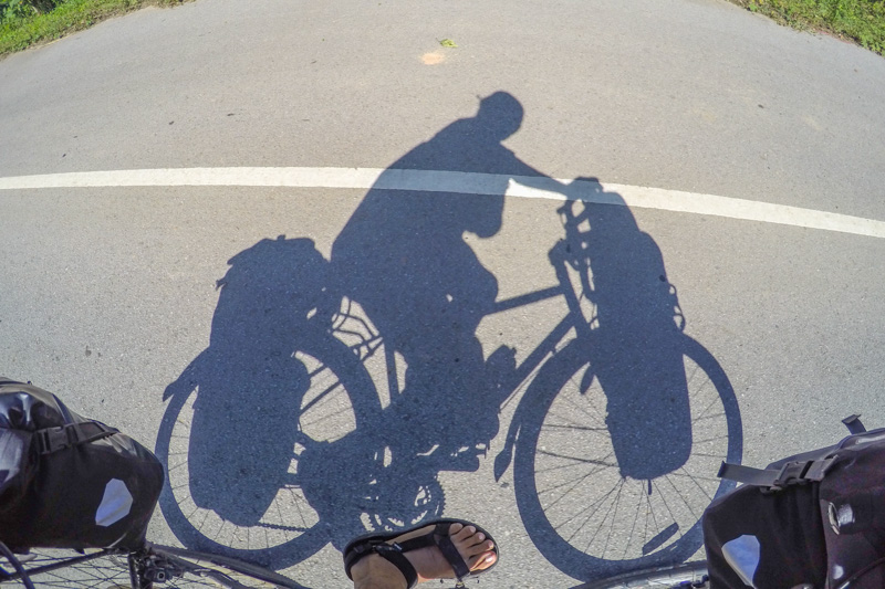 Sombra de Eduardo en su bici