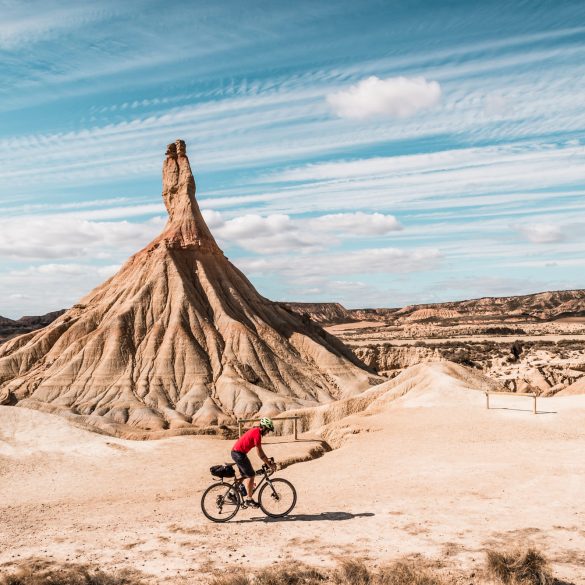 Ciclista rodando por las formaciones rocosas del castil de tierra
