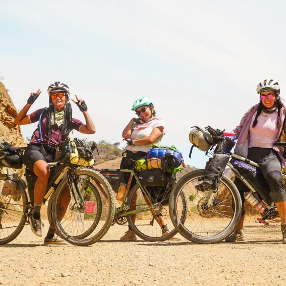 Tres mujeres ciclistas en carretera a Puerto Escondido