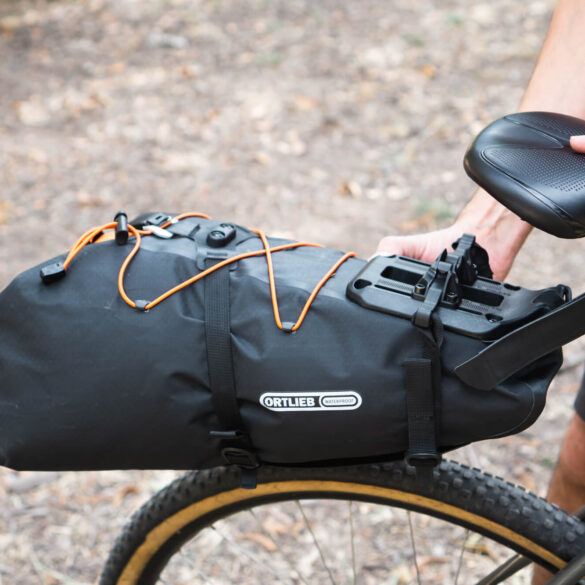 Seat-Pack QR de Ortlieb - poniendo la bolsa